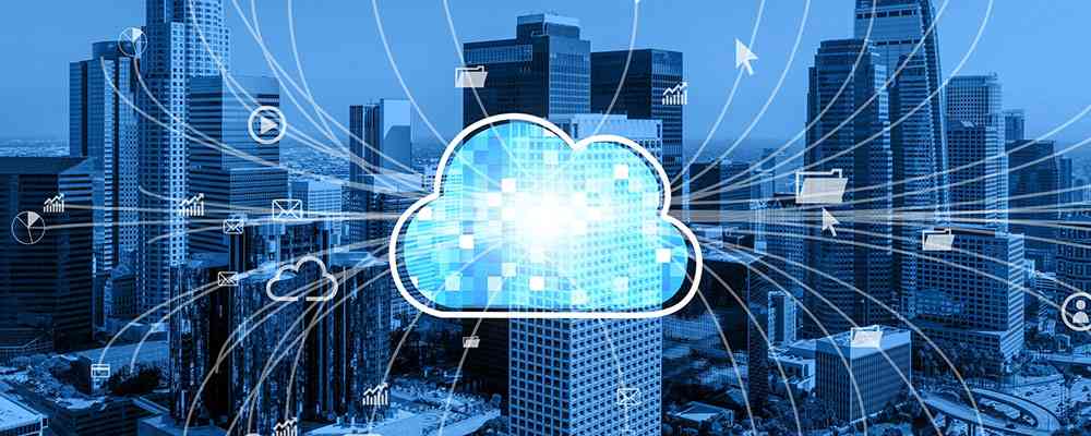 Technician explaining how do businesses use cloud computing to improve daily operations